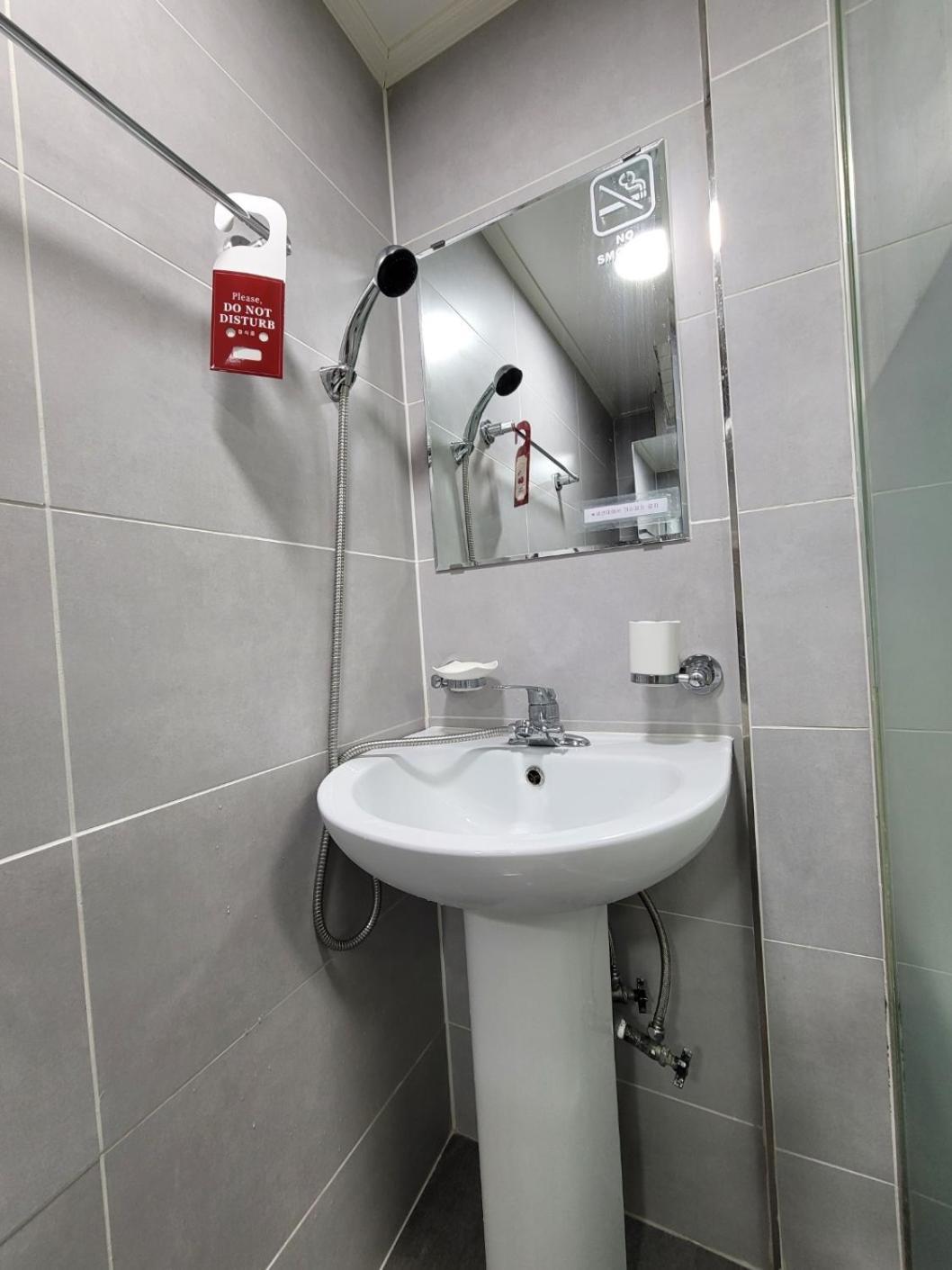 Female Only - Coco Stay Jongno Hyehwa Station Сеул Екстериор снимка